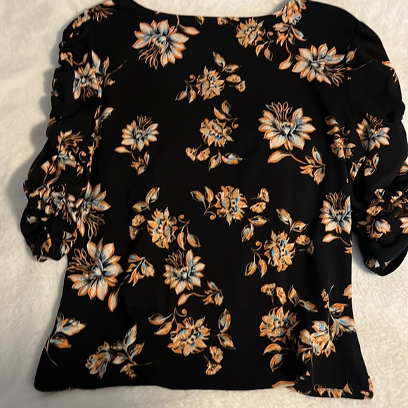 Black floral print GUESS crop top never worn without tags crop top! - Picture 5 of 5